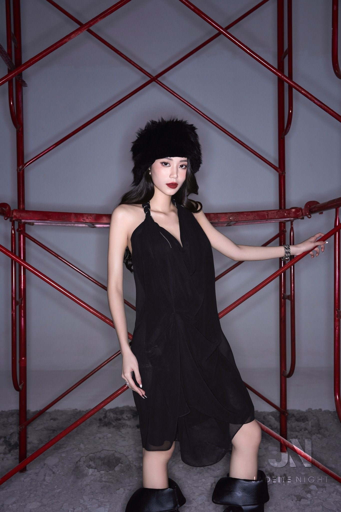 Chiffon dress with chain plaited collar - Jadeiteth