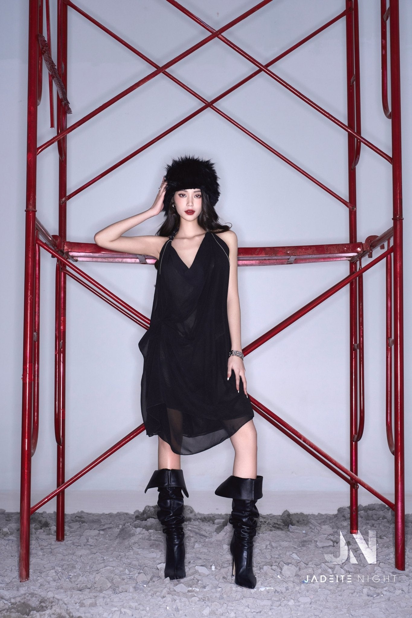 Chiffon dress with chain plaited collar - Jadeiteth